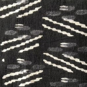 Tissu en coton imprimé à la main en gros – Tissu en coton indien à rayures abstraites noir et blanc pour vêtements et fournisseur de textiles - Product Image 2