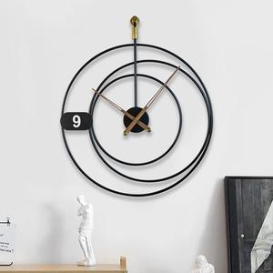 Horloge murale métallique tendance qui allie art et fonctionnalité, finition métallique noire qui ajoute de la profondeur à la décoration murale. - Product Image 2