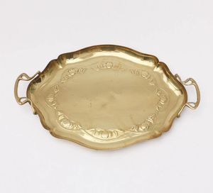 Plateau doré festonné charmant avec gravure délicate sur le thème des roses, idéal pour un service sûr et pratique, disponible au prix de gros. - Product Image 1