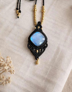 Collar Unisex Ajustable Hecho a Mano con Colgante de Cuarzo Negro y Macramé, Adornado con Cuentas Doradas, Estilo Boho, Ideal para Regalo - Product Image 4