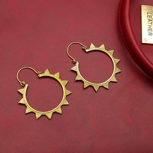 Boucles d'oreilles créoles en laiton plaqué or avec motif soleil, bijoux tendance, forme circulaire, accessoire artisanal en métal - Product Image 5