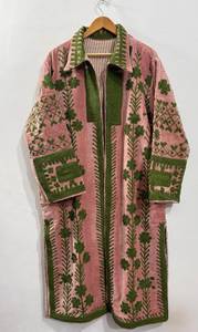 Abrigo Largo de Terciopelo Rosa Empolvado Estilo Bohemio Retro, Chaqueta de Invierno con Bordado Suzani de Hilo Verde Hecho a Mano, Frente Abierto - Product Image 5