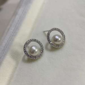 Boucles d'oreilles en perles d'eau douce blanches de 7 à 8 mm avec aiguilles d'oreille Mantou - Brillantes et impeccables - Product Image 1