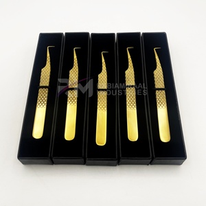Pinza para extensión de pestañas RMI Single Tweezer, en caja negra, con mango de acero inoxidable con acabado en oro plasma y diamantes. - Product Image 6