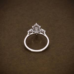 Anillo de compromiso de tres piedras con diamante de corte marquesa creado en laboratorio y diamantes laterales de corte pera, certificado IGI, anillo de diamantes trilogía. - Product Image 5