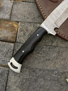 Couteau à lame fixe en acier Damas fait main, pointe tombante, manche noir avec étui en cuir, couteau de chasse - Product Image 3