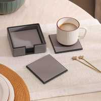 Plateau de service gris fin au design minimaliste, durable, texture shagreen grise, poignées à bordure dorée, ensemble de sous-verres au design minimaliste