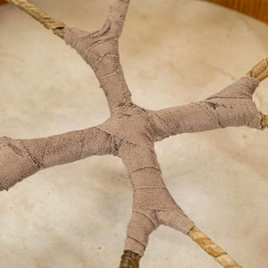 Tambour chamanique traditionnel fait main en peau d'animal, tambour sacré pour la méditation, le yoga et la guérison énergétique - Product Image 5