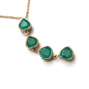 สร้อยคอรูปตัว Y ประดับมรกตสีเขียวธรรมชาติแบบผสมผสาน ตัวเรือนทองคำแท้ 18K สีเหลือง – ประดับพลอยรูปหยดน้ำและรูปมาร์คีส์แบบฝังขอบ  สร้อยแบบห้อยพลอย เหมาะสำหรับผู้ที่เกิดเดือนพฤษภาคม - Product Image 2