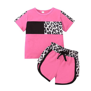 Conjunto de 2 Piezas para Mujer, Estampado de Leopardo Rosa, Ropa Deportiva Informal, Cuello Redondo, Manga Corta, Tejido Transpirable, para Primavera/Verano - Product Image 1