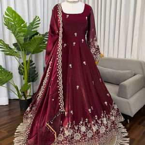Traje de novia de seda Fendi con lentejuelas, vestido Anarkali para mujer con pantalón y dupatta. - Product Image 1