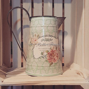 Bidon d'eau en métal galvanisé avec motif floral en émail parfait pour arroser les plantes d'intérieur décorant un patio de style vintage - Product Image 4