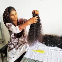 Extensions de cheveux naturels indiens 100 % naturels, alignés aux cuticules, ondulés et bouclés, couleur naturelle, pour la vente en gros