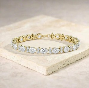 Pulsera con Dije de Moissanita Corte Pera en Plata de Ley 925 Bañada en Oro, Joyería Artesanal de Lujo y Elegancia - Product Image 2