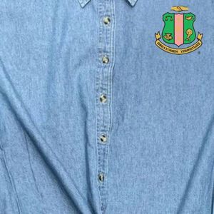 AKA Camisa vaquera de mujer de manga larga con botones al frente y logo Shield, color azul claro - Product Image 2
