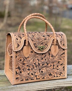 Sac à main en cuir véritable fait main et travaillé à la main pour femmes |   Sac à main Western à poignée supérieure avec motif floral en relief - Product Image 1