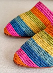 รองเท้าแตะรุ้งทำมือจากเส้นใยราฟเฟีย: รองเท้าบาบูชแบบโมร็อกโก - Product Image 3