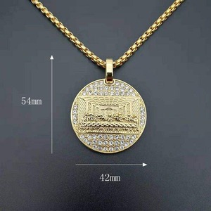 Collar con Colgante de la Última Cena con Incrustaciones de Circonitas, de Acero Inoxidable Chapado en Oro de 18K, con Cadena y Dije Redondo de Circonitas - Product Image 3
