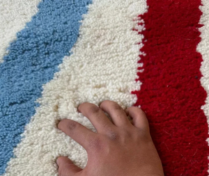 Alfombra de Nudos Marroquí de Lujo con Base Blanca y Líneas Multicolor, Tejida a Mano con Lana, Antideslizante, de Pelo Alto, Acolchada, Resistente a las Manchas, Lavable a Mano - Product Image 4