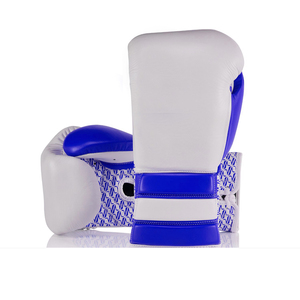 Gants de boxe en cuir blanc respirant avec logo cheval doré, fermeture à lacets et poignet à enfiler pour adultes - Product Image 5