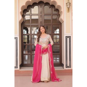 Robe de soirée rouge à imprimé bandhani avec broderie et découpes pour les fêtes et les occasions spéciales - Product Image 4