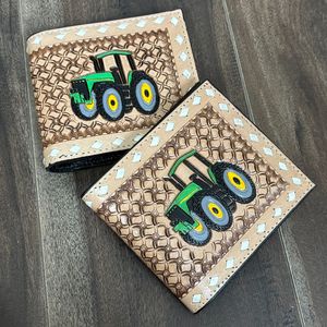 กระเป๋าสตางค์หนังแท้สไตล์ตะวันตก งานแฮนด์เมด ลายฉลุรถแทรกเตอร์ ช่องใส่บัตรหลายช่อง และช่องซิป กระเป๋าสตางค์แบบพับสองตอน ทนทาน - Product Image 4