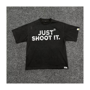 Camiseta Negra de Manga Corta para Hombre con Estampado de Plano de Pistola en la Espalda, Estilo Urbano, Corte Regular, Cuello Redondo de Algodón - Product Image 2