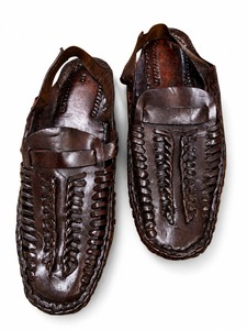 Mocassins Qureshi Trading Company 002 en cuir véritable marron, tressés à la main, à bout ouvert, avec logo embossé, style décontracté ethnique - Product Image 1