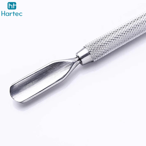 Pousse-cuticules en acier inoxydable de bonne qualité, fabriqué à la main avec une poignée texturée antidérapante, outil de manucure pour le nail art - Product Image 4