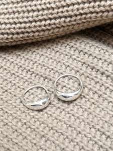 Pendientes de Aro Gruesos Minimalistas Plateados para Mujer, Pendientes Huggie Minimalistas al por Mayor - Product Image 4