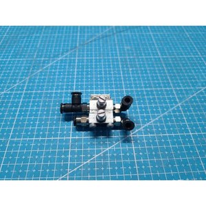Válvula Solenoide Neumática Subminiatura Kuroda Precision Ind SP-H, Usada, Piezas de Equipos Legacy Semiconductor - Product Image 1