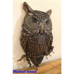 Sculpture d'hibou traditionnelle en bois de noyer sculpté à la main |   Figurines en bois durables et écologiques de Moradabad en gros - Product Image 1