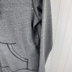 ผู้ผลิตเสื้อฮู้ดดี้แบบมีหมุดย้ำสั่งทำพิเศษ ผู้จัดจำหน่าย OEM เสื้อฮู้ดดี้ผ้าฟลีซหนานุ่มพร้อมดีไซน์หมุดย้ำ เหมาะสำหรับแบรนด์สตรีทแวร์และการสั่งซื้อจำนวนมาก - Product Image 3