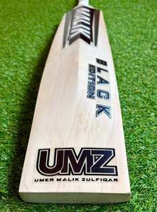Bat de cricket en bois d'orme anglais mb malik umz black edition avec housse de protection gratuite, couverture anti-bulles, grip supplémentaire et feuille anti-rayures, tout inclus. - Product Image 2