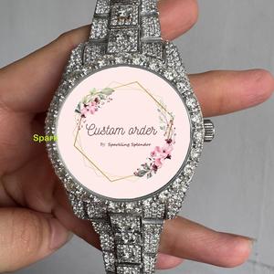 Montre de luxe artisanale en acier inoxydable, cadran romain entièrement serti de moissanite argentée, avec fenêtre en verre, 20 mm - Product Image 2