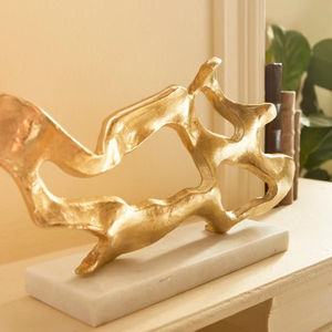 Sculpture ondulée moderne, figurine abstraite dorée sur socle en marbre, décoration de table de luxe pour salon ou bureau - Product Image 3
