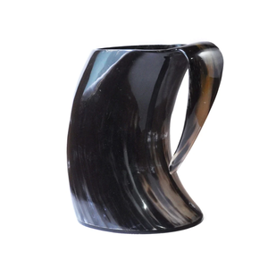 Taza artesanal de cuerno natural hecha con cuerno auténtico de origen ético, perfecta para amantes de la cerveza y la cerveza de estilo rústico. - Product Image 4