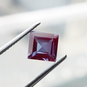 พลอยอเล็กซานไดรต์เปลี่ยนสี ขนาด 1.15 กะรัต ทรงสี่เหลี่ยม ผลิตในห้องปฏิบัติการ - Product Image 5