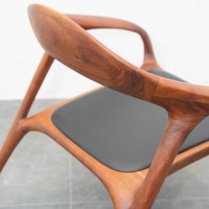 Contemporary Nordic Lounge Chair <b>Crafted</b> from Walnut Wood with Open Grain Finish and Curved Armrests for Modern Home PISANO - Product Image 5