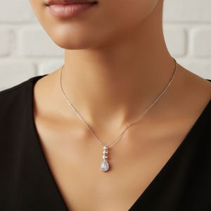Collier avec pendentif en diamant rond brillant 0,60 carat avec halo et serti clos - Product Image 6