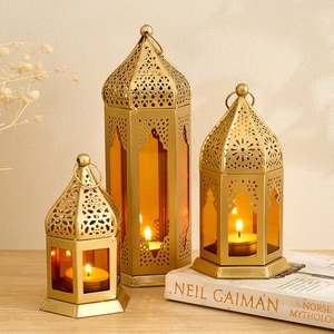 Lanternes hexagonales marocaines en métal doré de taille moyenne avec lumière de bougie, décoration intérieure pour le Ramadan - Product Image 1