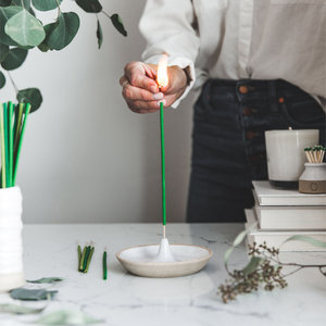 Brûleur d'encens élégant en céramique blanche, plateau rond pour cendres, décoration de salon - Product Image 2
