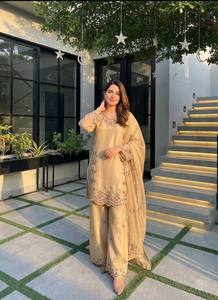 Kurta pour femmes avec motifs ethniques brodés au fil, accompagné de salwar et dupatta - Product Image 4