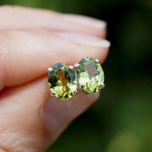 Boucles d'oreilles clous vertes de luxe minimalistes en argent sterling plaqué or 18 carats avec péridot naturel taille ovale, élégantes pour mariage ou soirée, cadeau idéal - Product Image 2