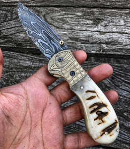 Navaja de bolsillo plegable de acero de Damasco hecha a mano con mango de cuerno de carnero y grabado de águila, cuchillo personalizado para camping y caza, regalo para hombres. - Product Image 4