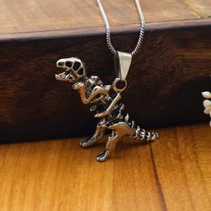 Collar con Colgante de Esqueleto de Dinosaurio en Latón Hecho a Mano – Amuleto de T-Rex en Plata Antigua Oxidada, Joyería Artesanal de Jaipur - Product Image 1