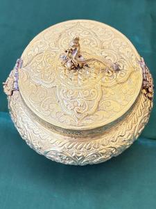 Magnifique lampe de chevet antique en laiton avec motifs embossés ornés et pieds trépieds vintage pour la décoration intérieure traditionnelle – Vente en gros - Product Image 2