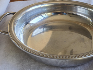 Elegante Bandeja Redonda de Metal para Servir con Asas Laterales, Frutero Decorativo con Acabado Plateado para el Hogar y Vajilla de Hotel - Product Image 4