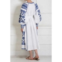 Belle robe chemise folklorique ukrainienne de style bohème en coton brodé blanc et bleu contrasté pour le printemps et l'été, décorée de glands