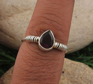 แหวนเงินแท้ 925 ประดับพลอยโกเมนสีแดง ดีไซน์เรียบหรูสำหรับผู้หญิง แหวนพลอยธรรมชาติแบบเรียงซ้อนได้ หินประจำเดือนมกราคม เหมาะสำหรับงานแต่งงาน - Product Image 2